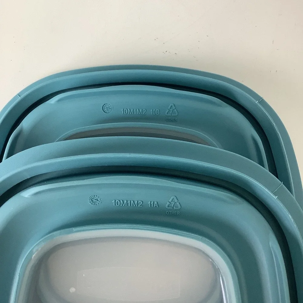 2 Rubbermaid Premier Square Food Storage Container 2 Cups 7J5734 w/ Blue Lid